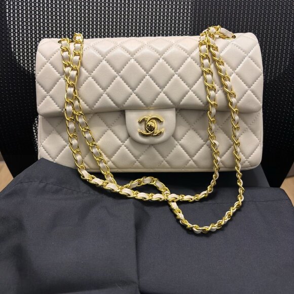 Chanel CC White Quilted Leather Handbag - Picture 1 of 12